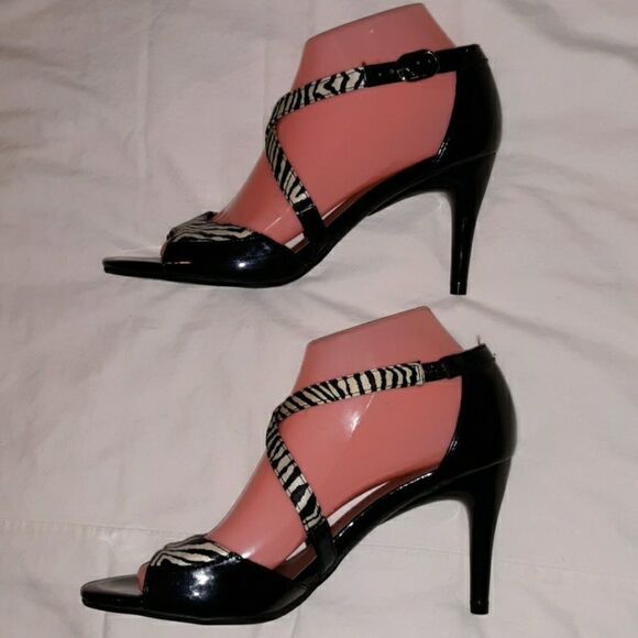 Dana Buchman Danica Zebra X Front Sexy Heels‎ 7.5 - Picture 3 of 7